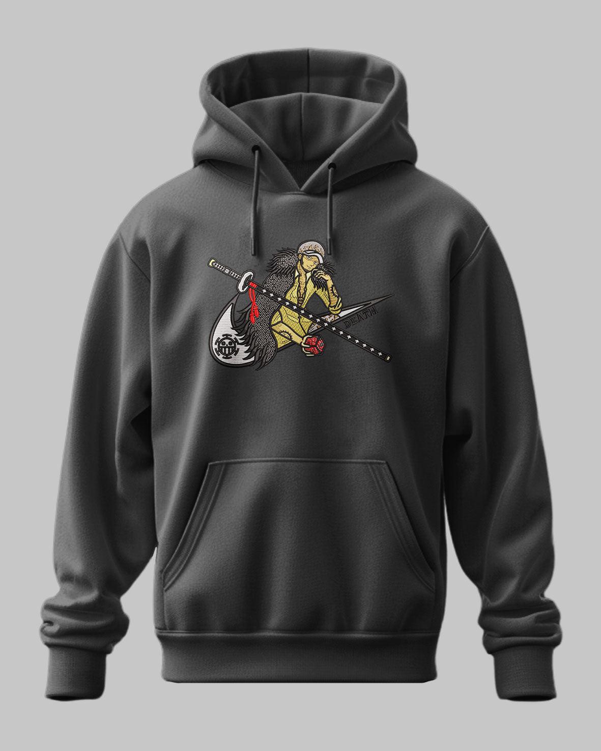 Felpa nera con ricamo di personaggio anime ispirato a One Piece e spada, su sfondo grigio.