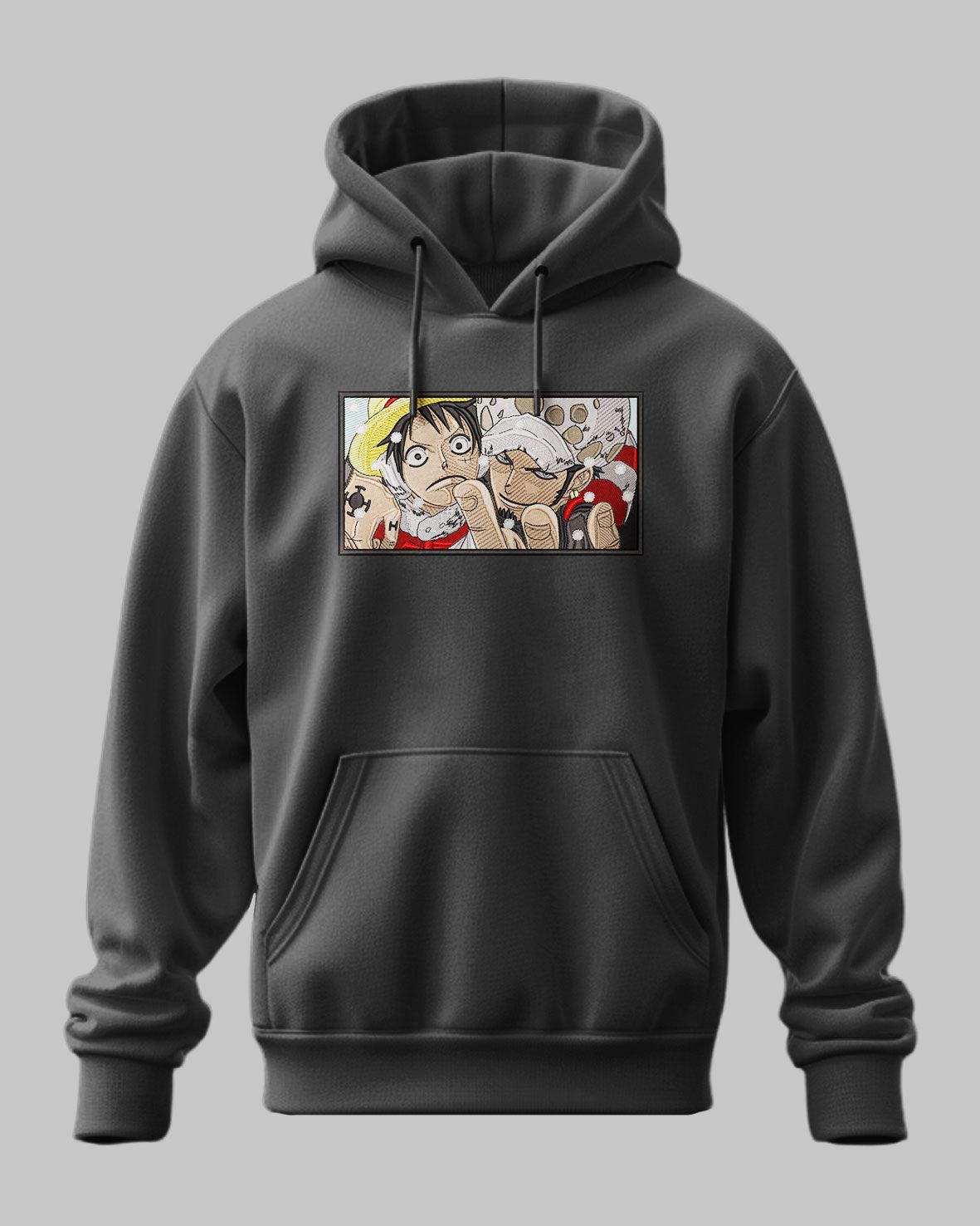 Felpa nera con stampa anime Luffy e Law di One Piece, dettaglio ricamato sul petto.