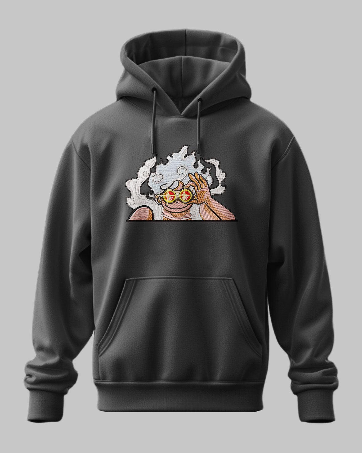 Felpa nera con stampa ricamata di personaggio anime Gear 5 con occhiali e capelli bianchi.