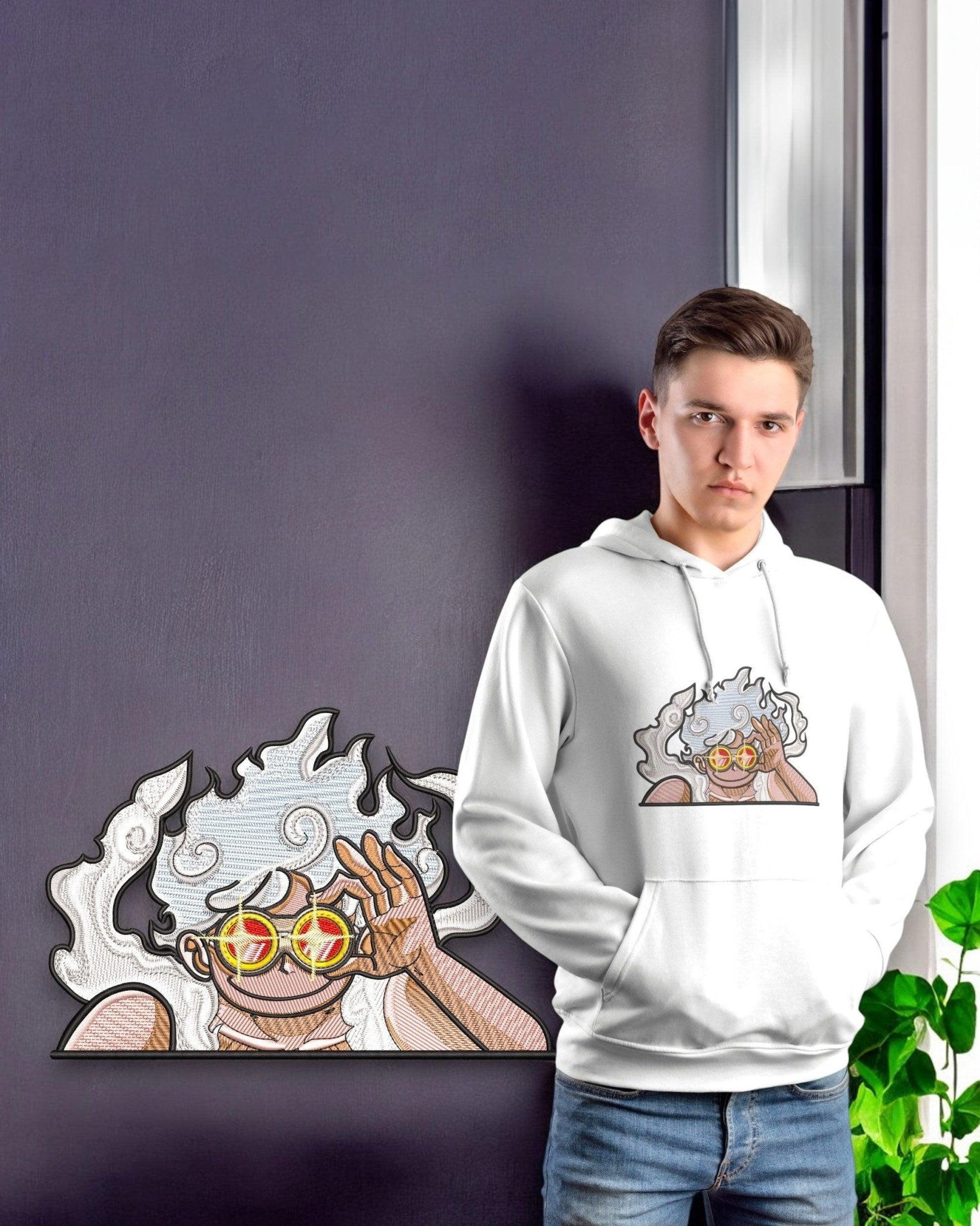 Felpa bianca con ricamo Luffy Gear 5 One Piece, occhiali da sole, indossata da uomo