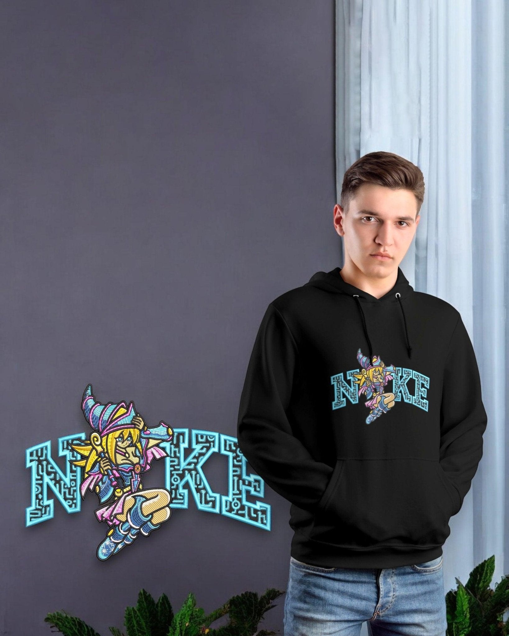 Felpa nera con ricamo personaggio anime stile Yu-Gi-Oh e scritta, indossata da ragazzo
