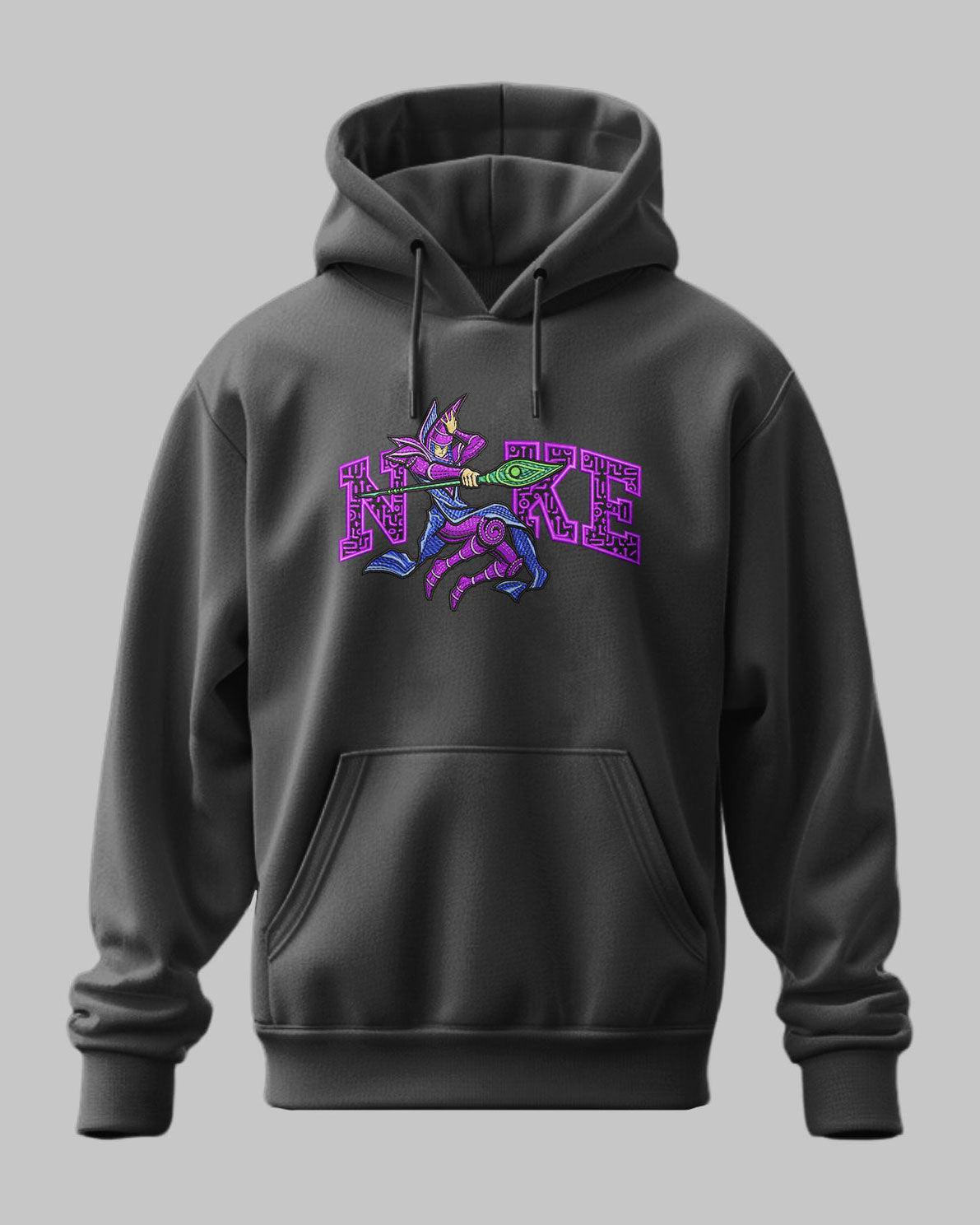 Felpa nera con ricamo Mago Oscuro ispirato a Yu-Gi-Oh, grafica anime colorata sul petto.