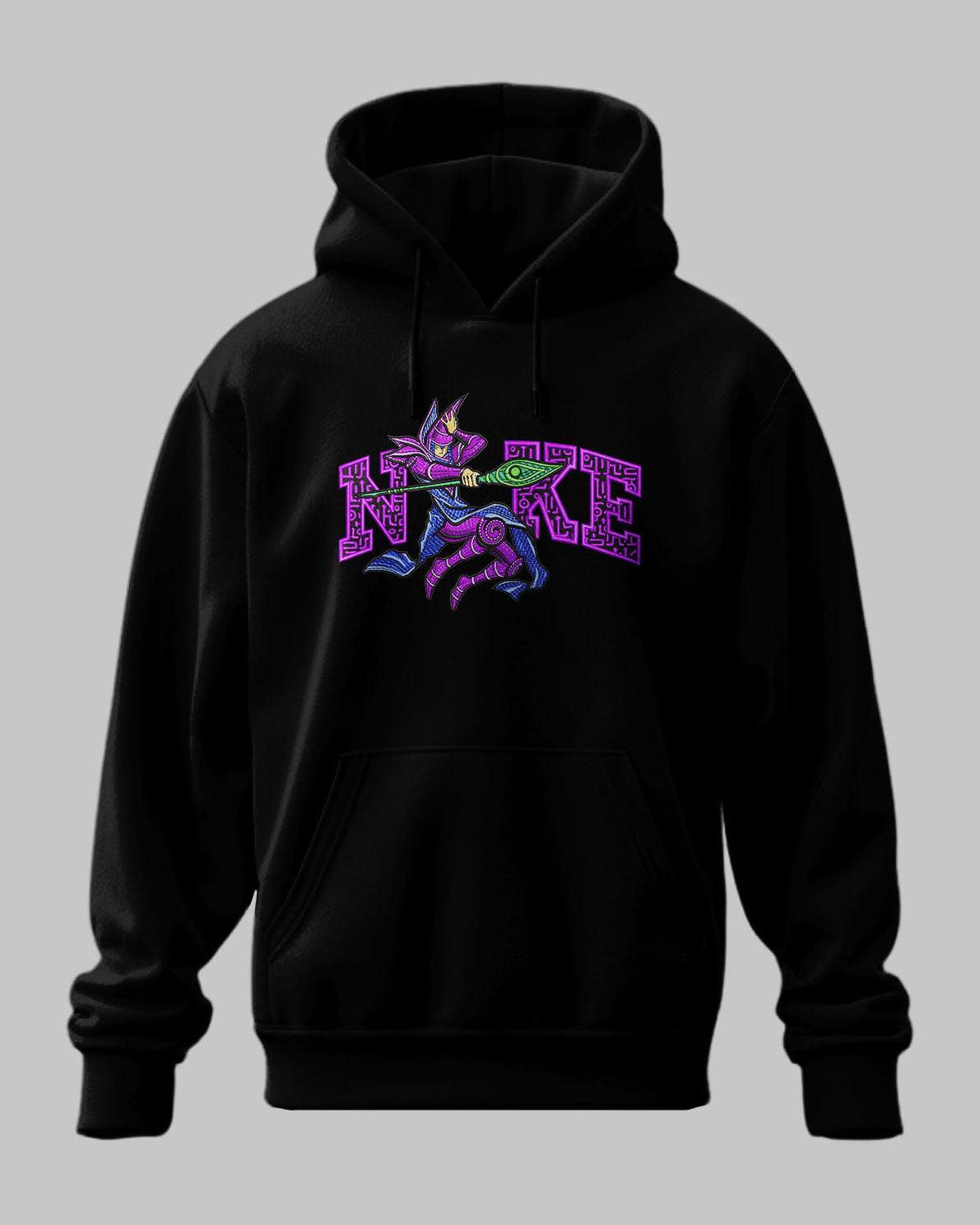 felpa nera con stampa ricamata Mago Oscuro di Yu-Gi-Oh, stile anime, fondo grigio