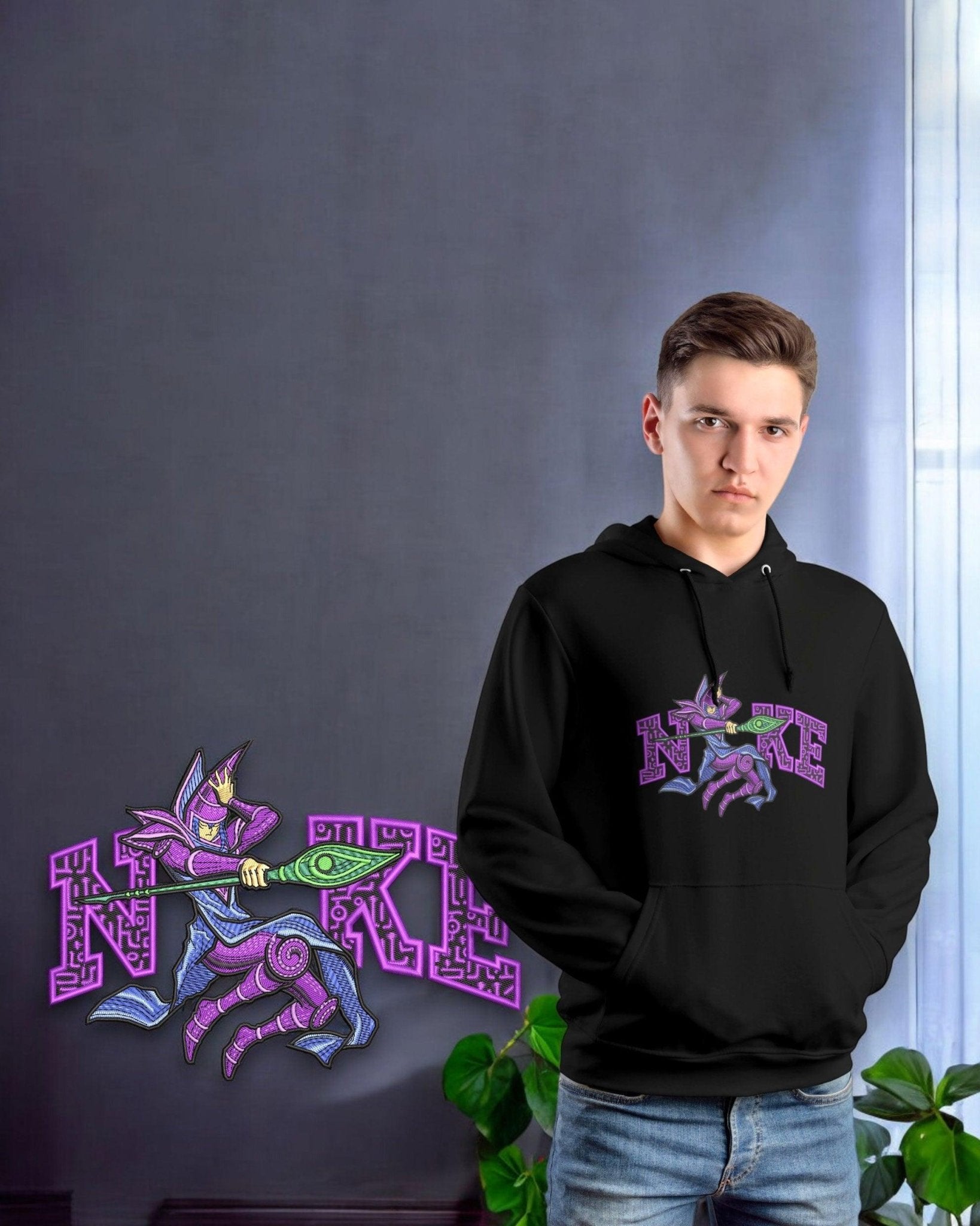 Felpa nera anime con ricamo Mago Oscuro ispirato a Yu-Gi-Oh, indossata da un ragazzo