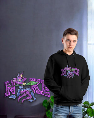 Felpa nera anime con ricamo Mago Oscuro ispirato a Yu-Gi-Oh, indossata da un ragazzo