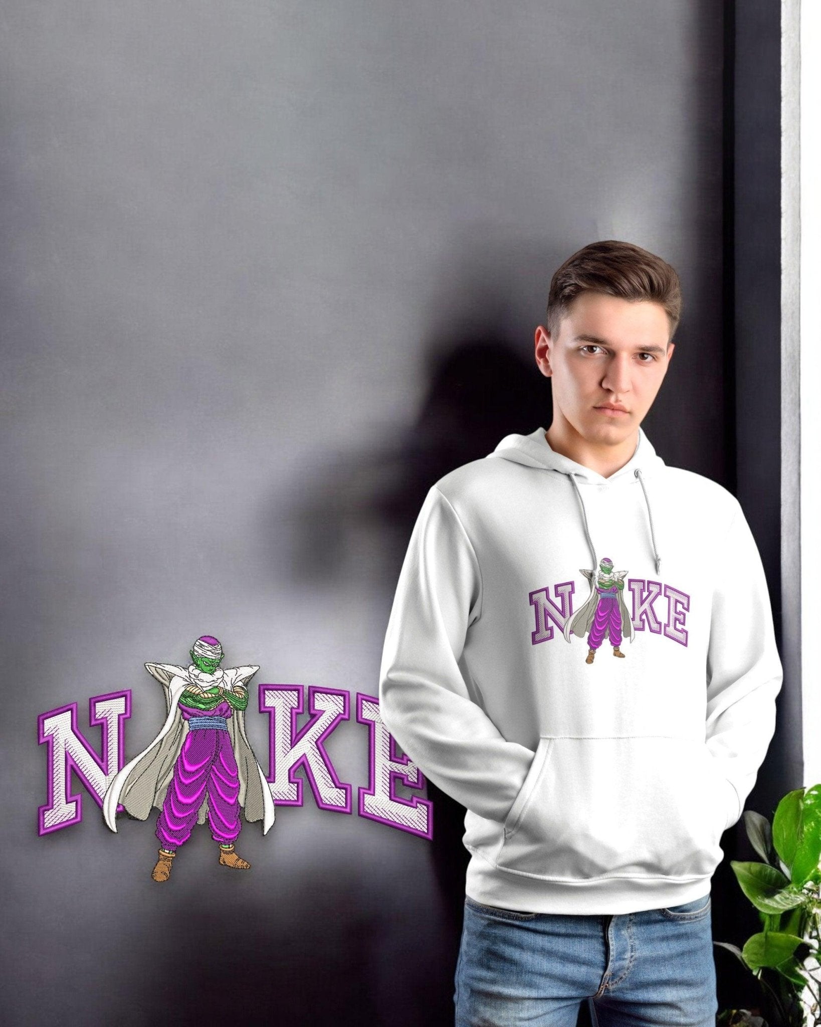 Felpa bianca anime ricamata con personaggio in stile Dragon Ball e scritta viola, indossata da ragazzo.