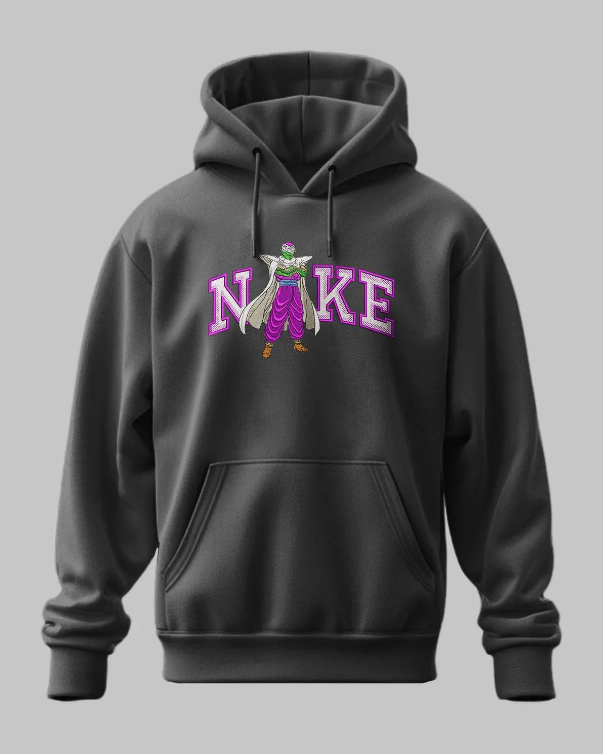 Felpa nera con cappuccio, ricamo Piccolo Dragon Ball e scritta Nike viola sul petto