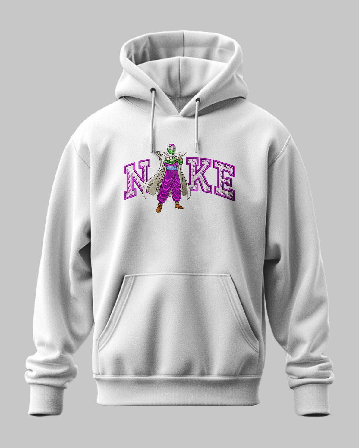 Felpa bianca anime con Piccolo Dragon Ball e scritta Nike viola, sfondo neutro.