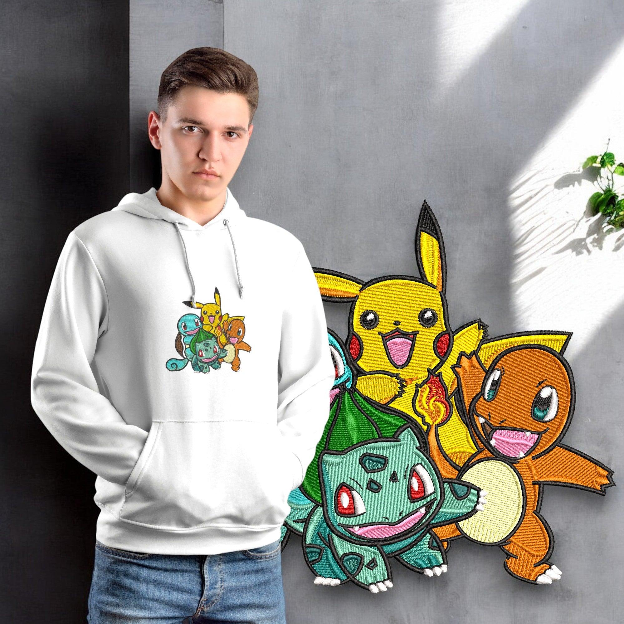 Felpa bianca con stampa ricamata dei starter Pokémon Pikachu, Bulbasaur, Squirtle e Charmander, indossata da un giovane uomo in interni moderni.