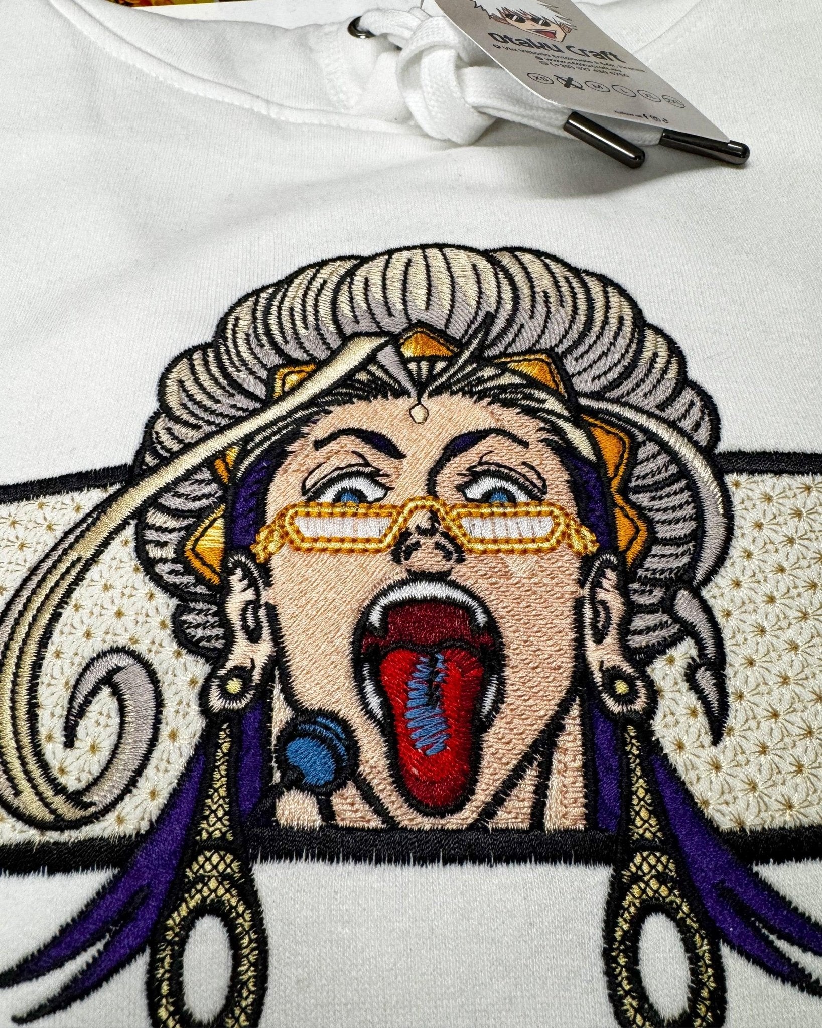 Hoodie bianca con ricamo manga di un personaggio urlante, stile Record of Ragnarok