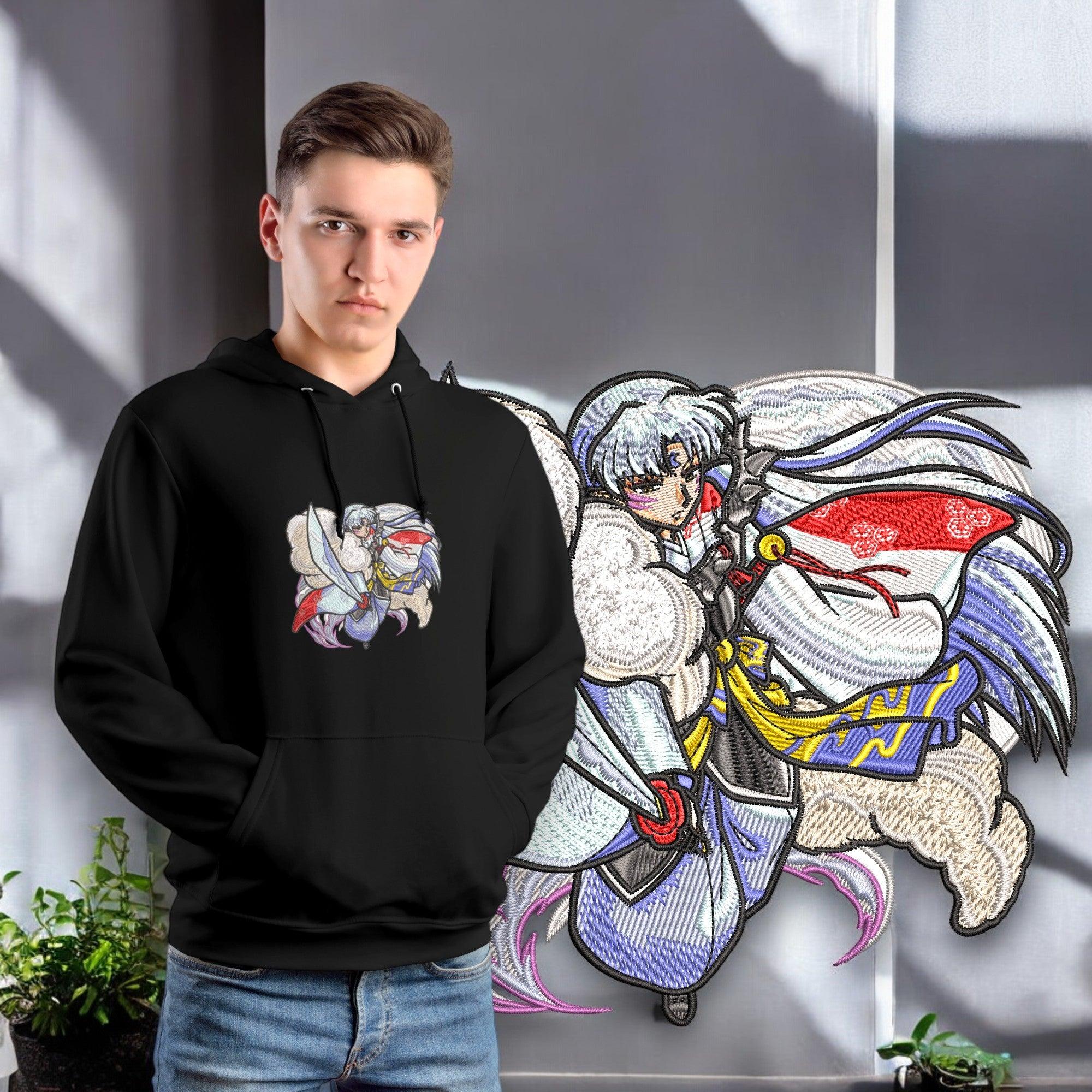 Felpa nera con ricamo Sesshomaru di Inuyasha, indossata da ragazzo, fondo moderno.