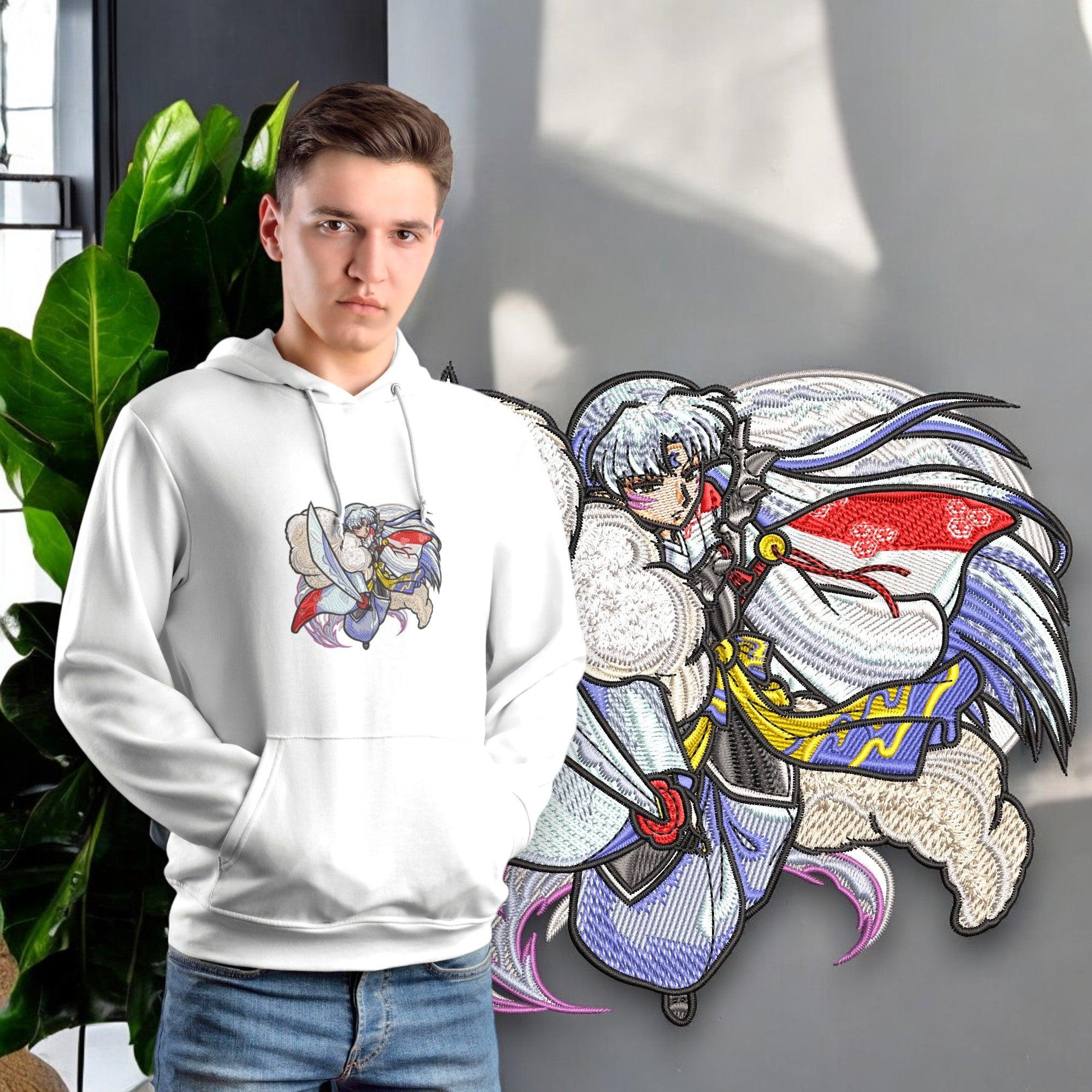 Felpa bianca con ricamo anime Sesshomaru di Inuyasha, indossata da un ragazzo, sfondo moderno
