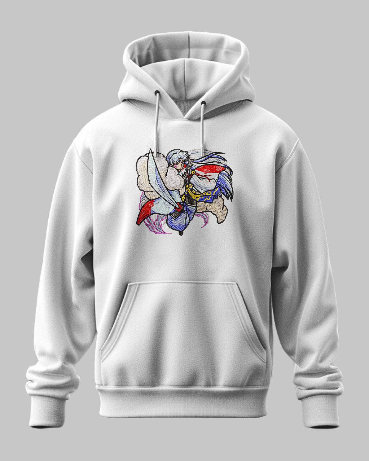 Felpa bianca con ricamo anime personaggio Sesshomaru, stile Inuyasha, su fondo grigio.
