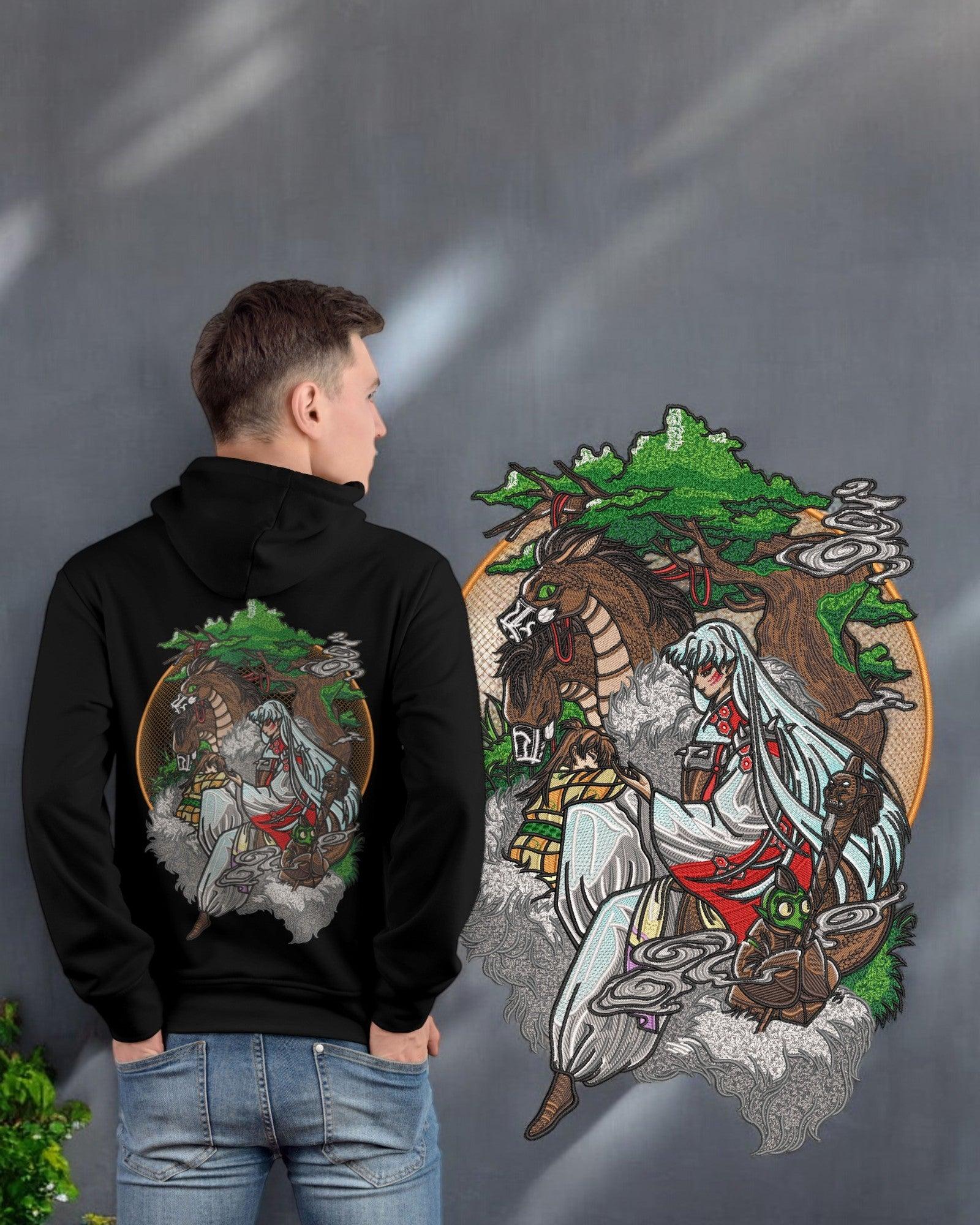 Felpa nera con ricamo anime Sesshomaru, dettagli colorati e personaggi fantasy sul retro.