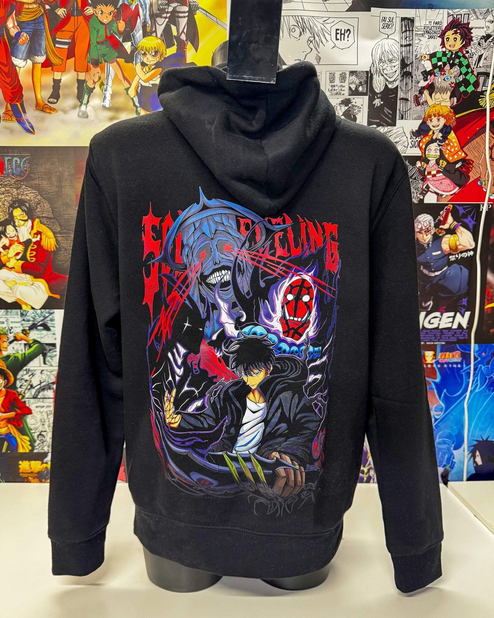 Felpa nera con cappuccio, stampa anime Solo Leveling sul retro, colori vivaci e dettagli fantasy.