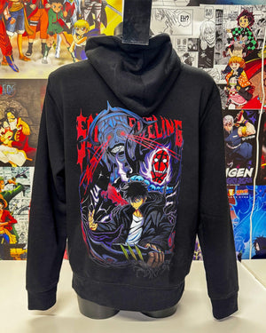 Felpa nera con cappuccio, stampa anime Solo Leveling sul retro, colori vivaci e dettagli fantasy.