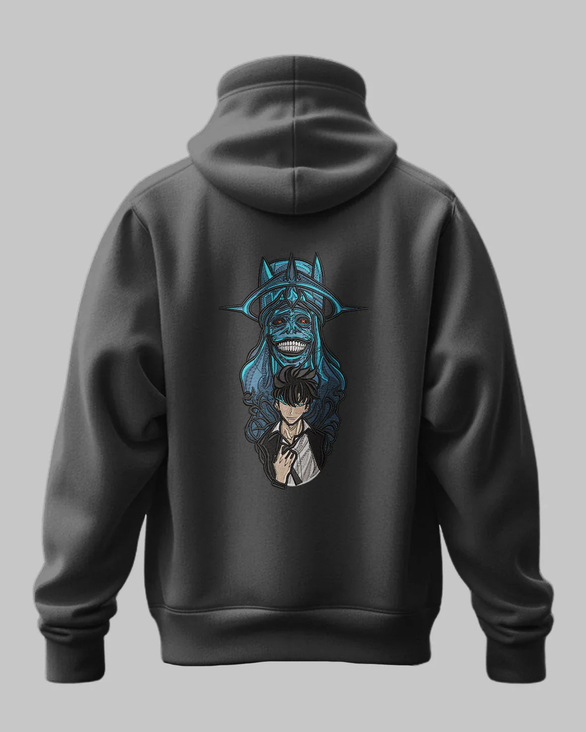 Felpa nera con ricamo anime Solo Leveling, personaggio maschile e creatura blu sul retro.
