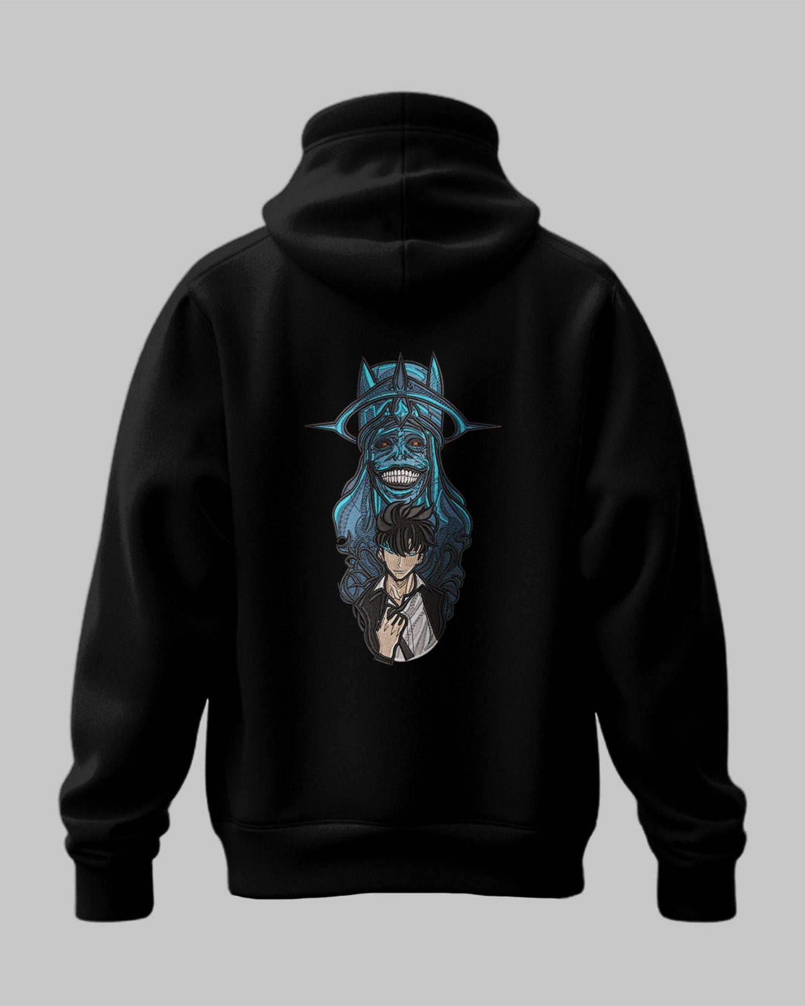 Felpa nera con ricamo anime Solo Leveling, personaggio e creatura blu sul retro.
