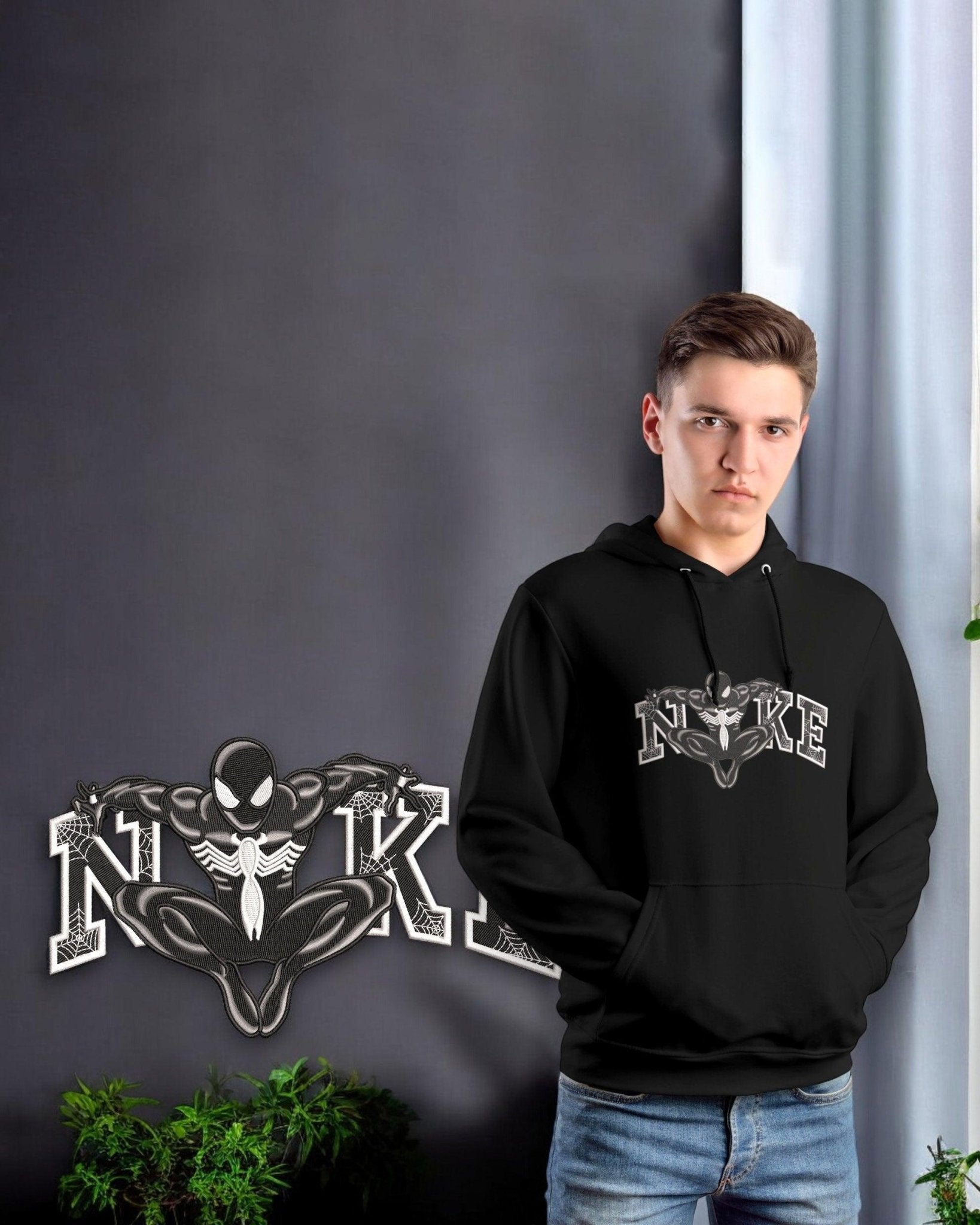 Felpa nera con cappuccio, stampa ispirata a Spiderman e scritta Nike, indossata da ragazzo.