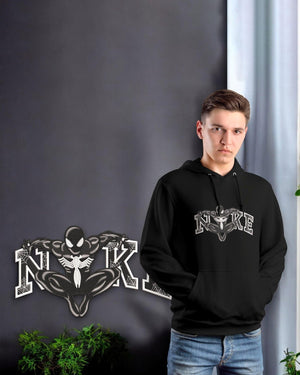 Felpa nera con cappuccio, stampa ispirata a Spiderman e scritta Nike, indossata da ragazzo.