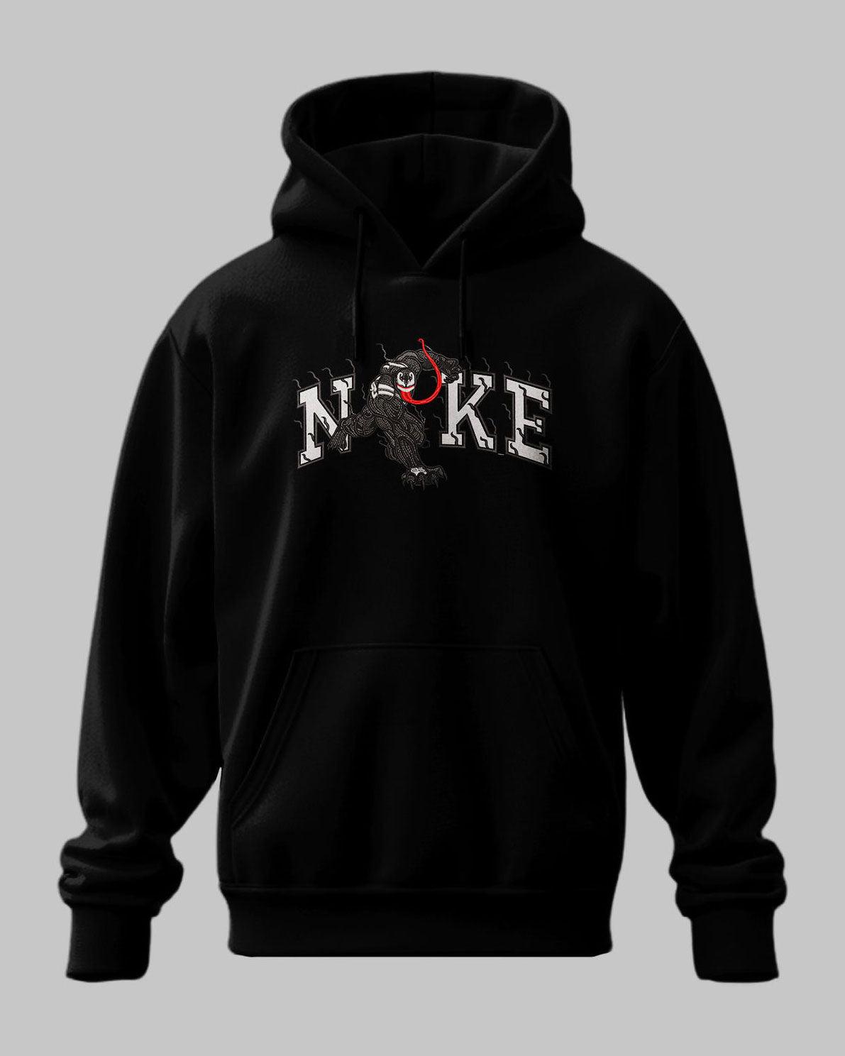 Felpa nera con cappuccio, ricamo ispirato a Venom e scritta stilizzata NUKE, stile anime.