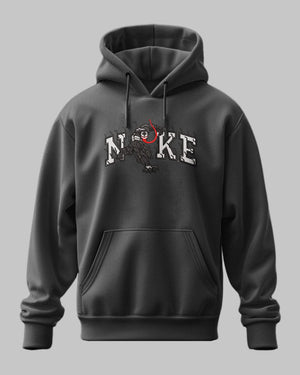 Felpa nera con cappuccio, stampa personaggio mostro anime e scritta sul petto, stile streetwear.