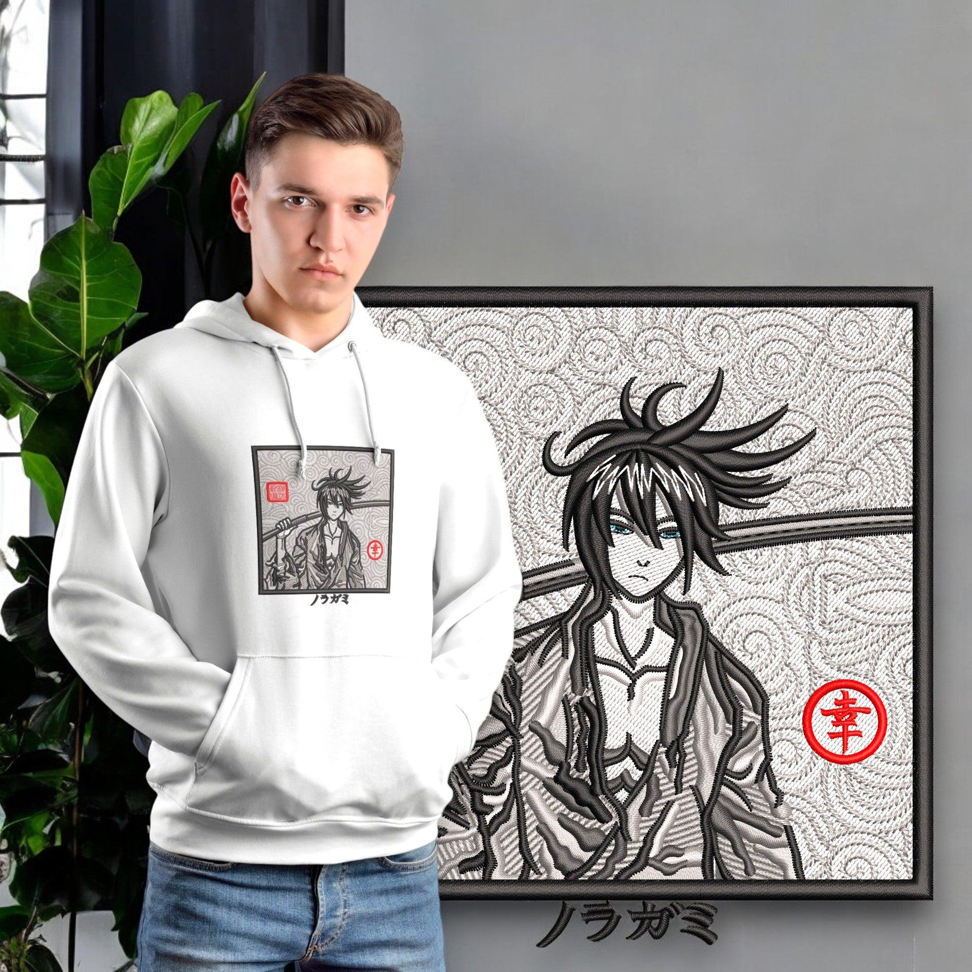 Felpa bianca anime Noragami Yato ricamata, indossata da ragazzo, sfondo decorativo nero-grigio.