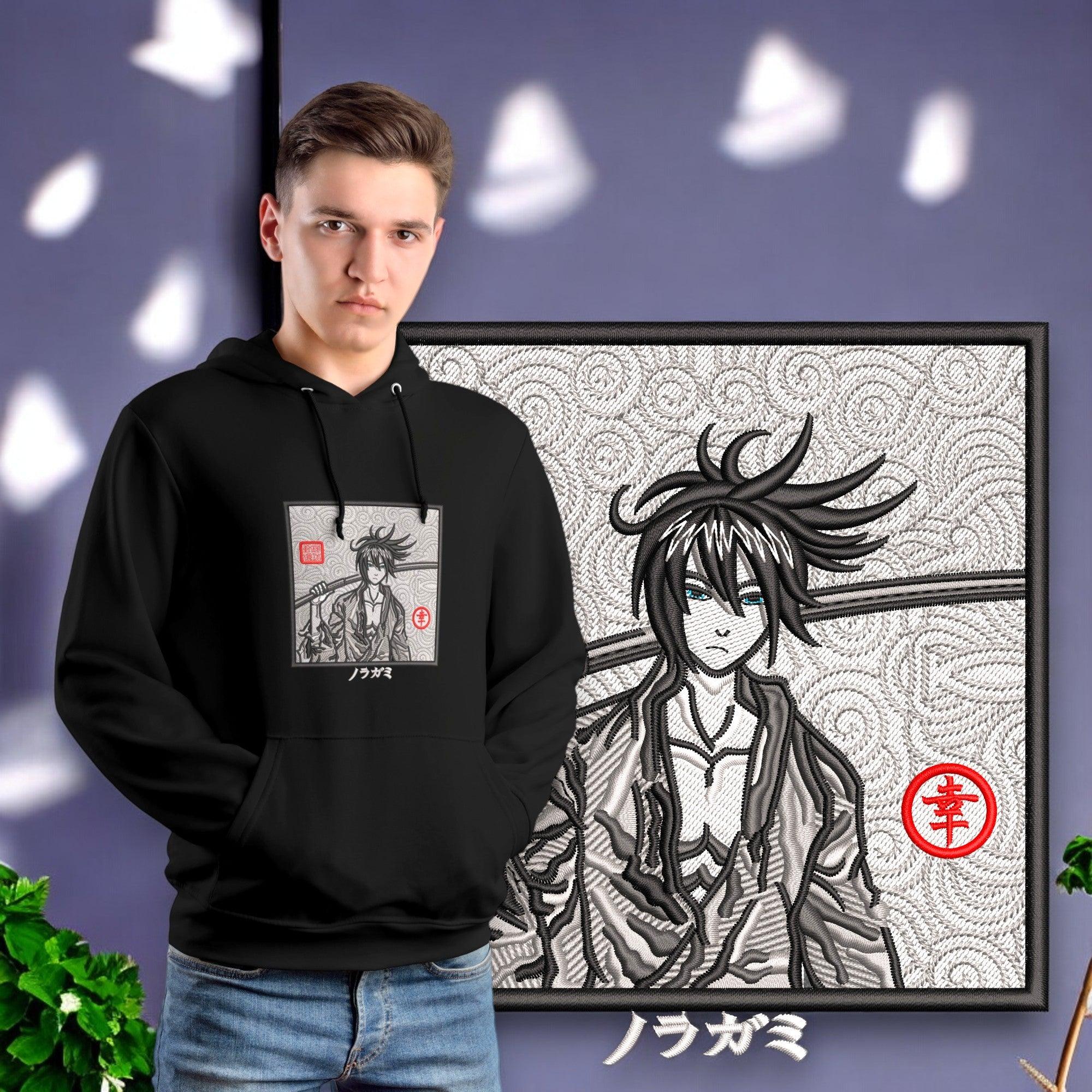 Felpa nera ricamata anime con Yato di Noragami, indossata da ragazzo, davanti a quadro abbinato.