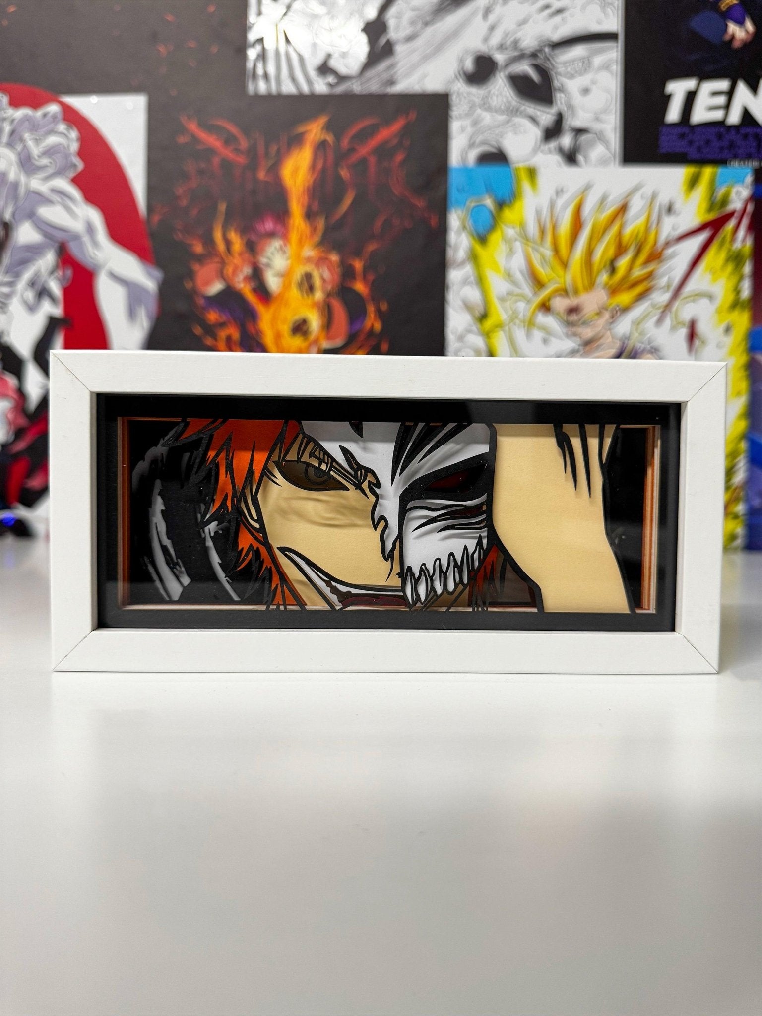 Light box LED Ichigo Bleach, design anime con volto metà umano metà Hollow, esposto su sfondo con poster anime.