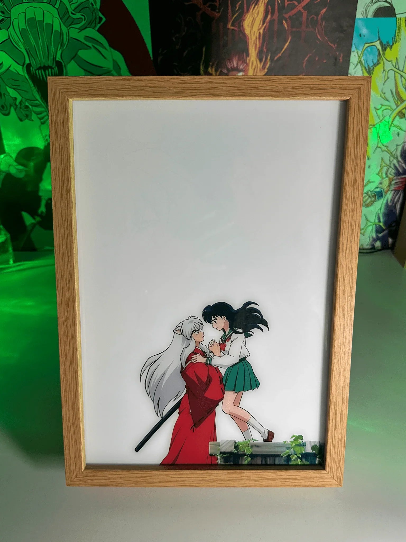 Quadro LED anime romantico con personaggi Inuyasha e Kagome in posa affettuosa, cornice legno.
