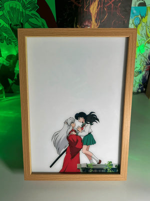 Quadro LED anime romantico con personaggi Inuyasha e Kagome in posa affettuosa, cornice legno.