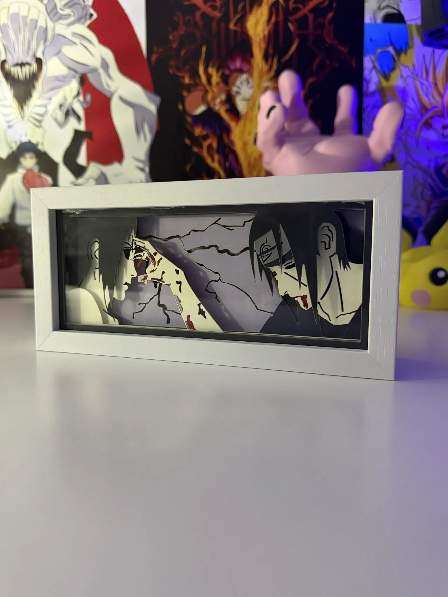 Light box LED con Itachi e Sasuke di Naruto raffigurati in una scena emozionante anime