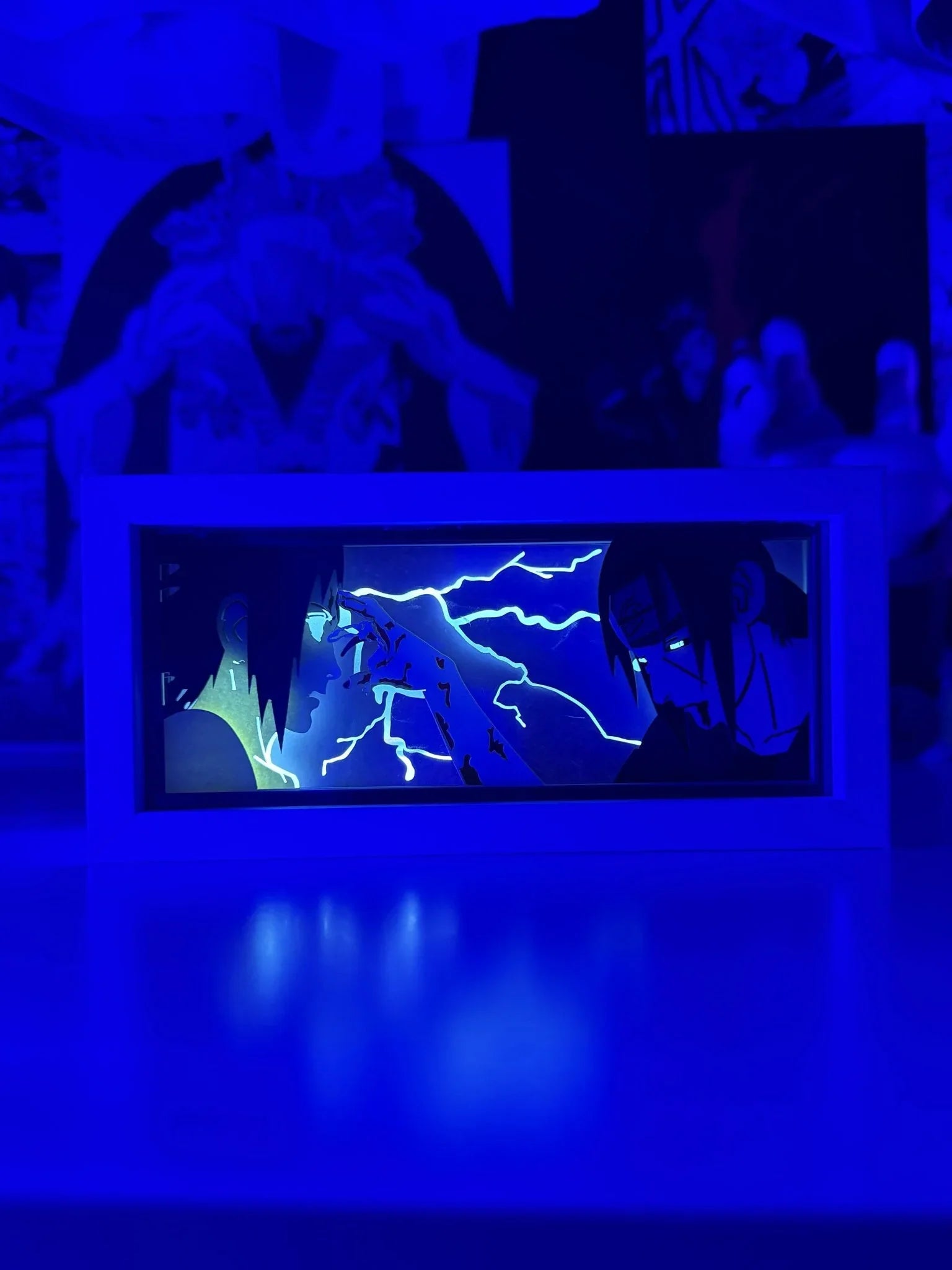 Light box LED con Itachi e Sasuke di Naruto, illuminato con effetto blu, stile anime.