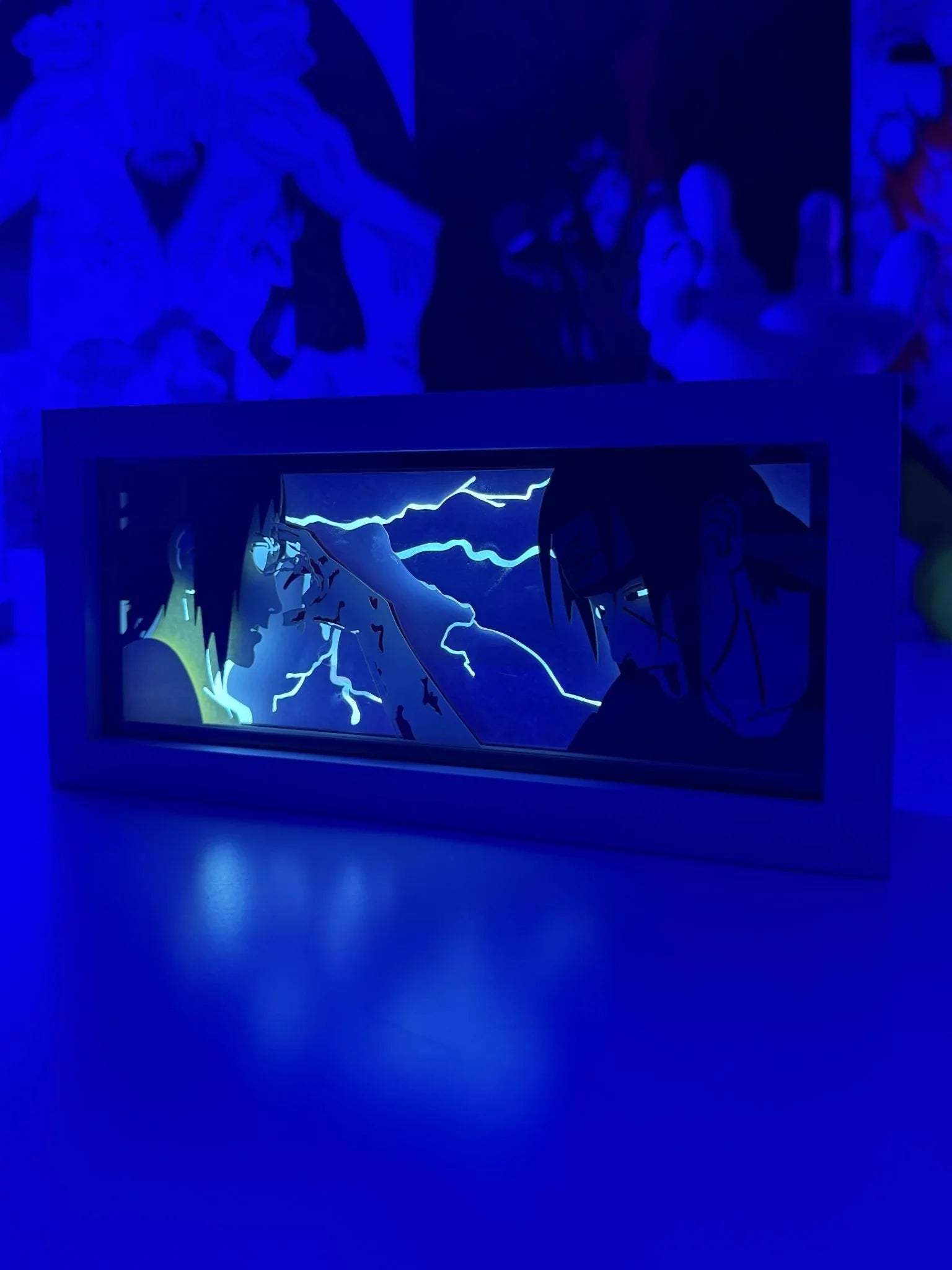 Light box LED con Itachi e Sasuke di Naruto, scena illuminata con effetti blu e sagome anime