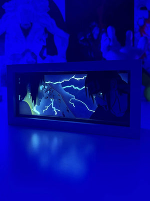 Light box LED con Itachi e Sasuke di Naruto, scena illuminata con effetti blu e sagome anime