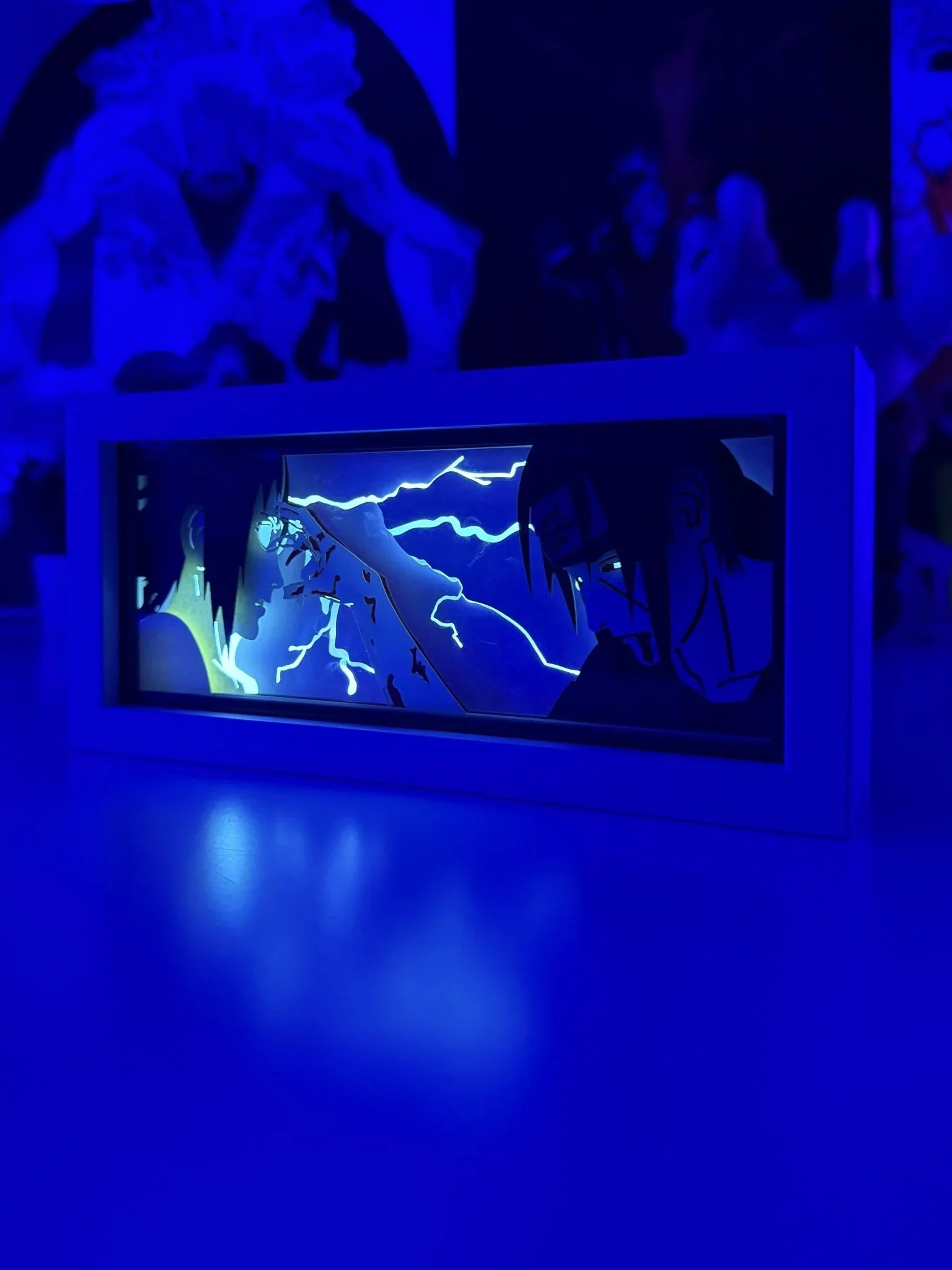 Light box LED con Itachi e Sasuke di Naruto, illuminato in blu, arte anime decorativa.