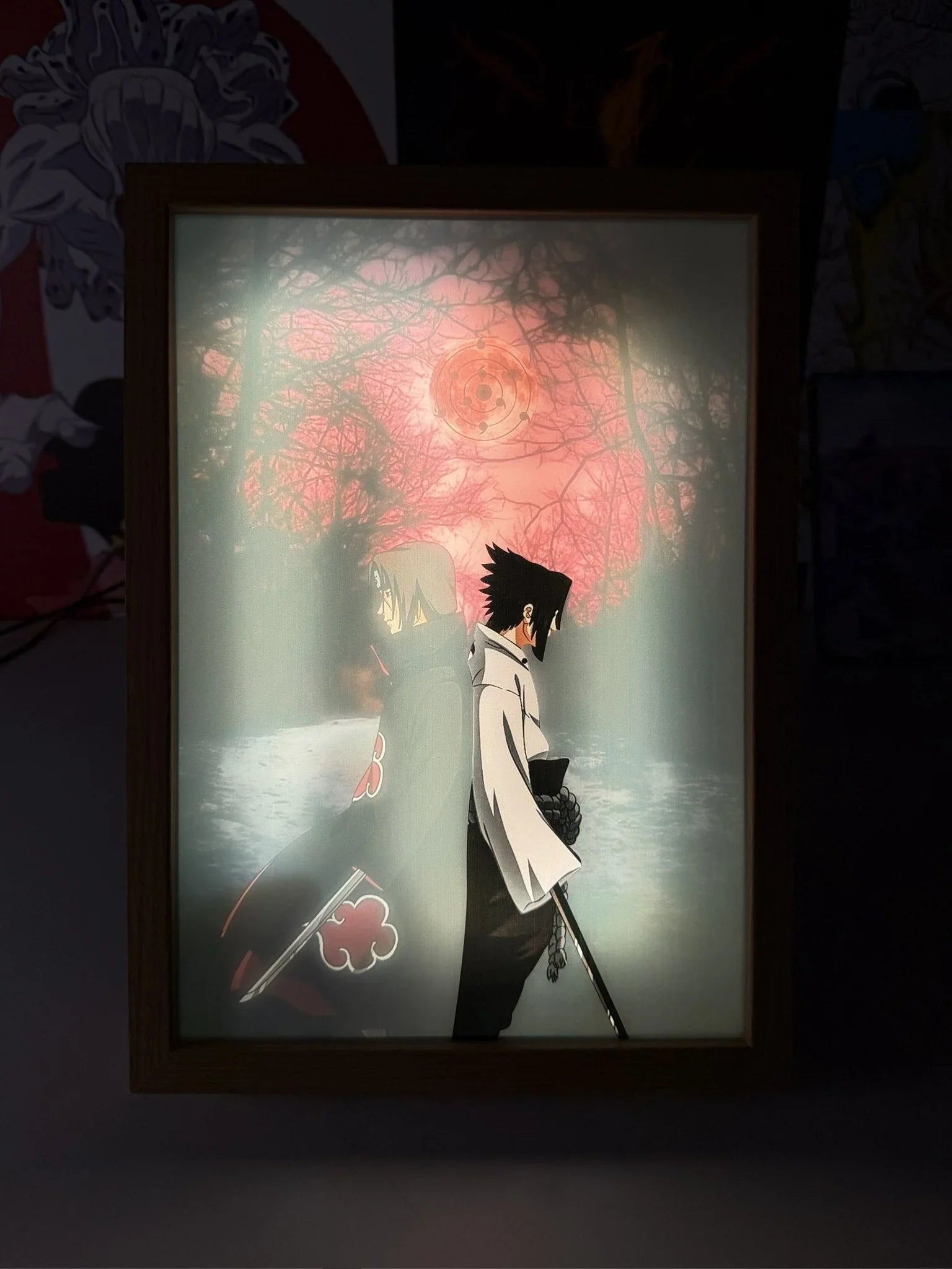 Lampada LED con Itachi e Sasuke di Naruto, sfondo rosso con simbolo Sharingan