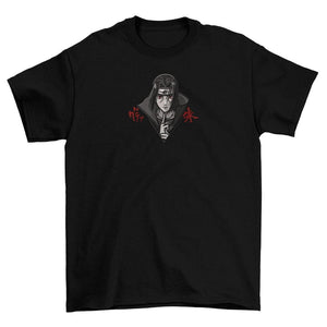 T-shirt nera ricamata con personaggio anime dagli occhi rossi e simboli rossi, stile Naruto.
