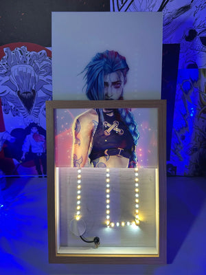 Quadro LED artistico con personaggio dai capelli blu, ispirato a League of Legends Arcane