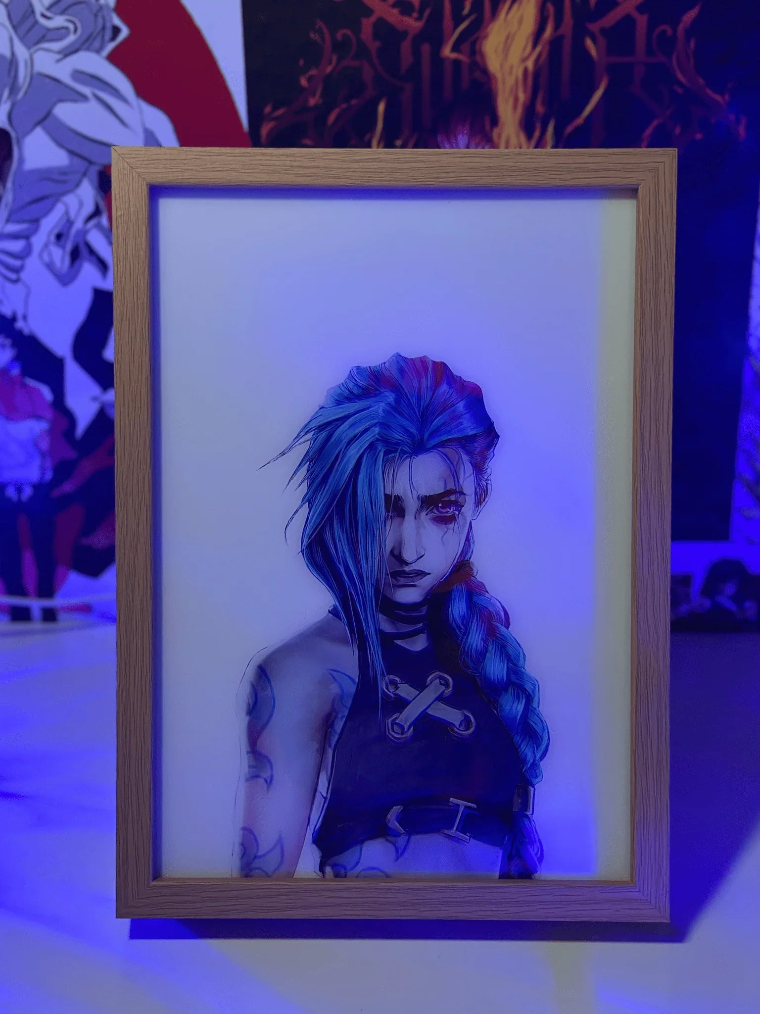 Lampada artistica LED con illustrazione di Jinx Arcane, stile anime, cornice in legno.