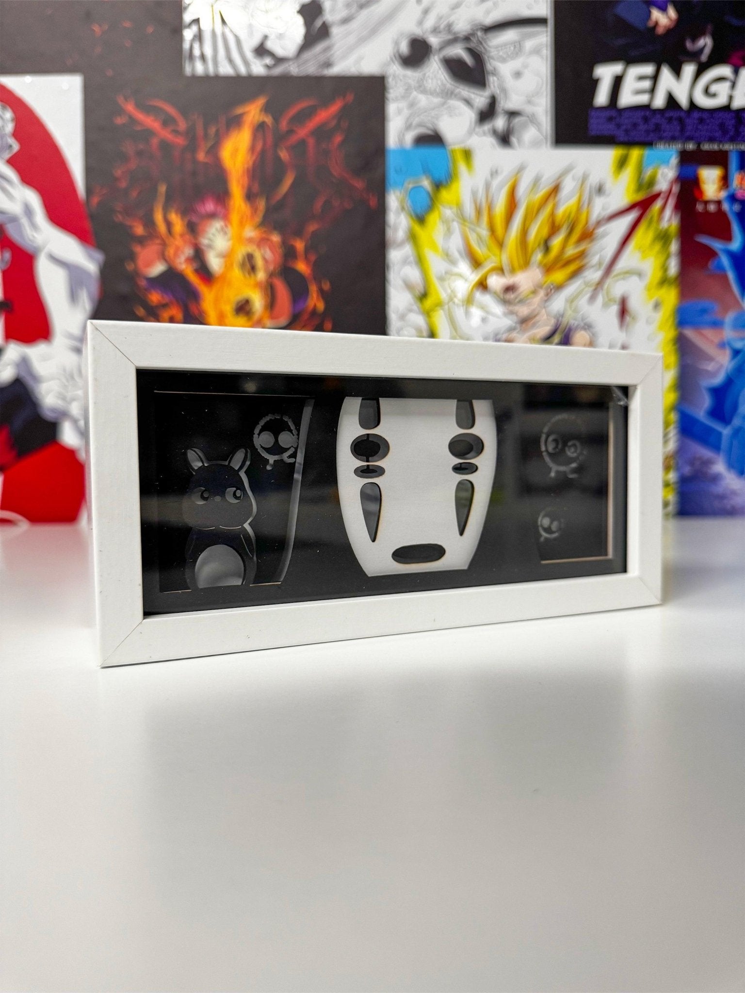 Light box decorativo Kaonashi La Città Incantata su sfondo con poster anime decorativi