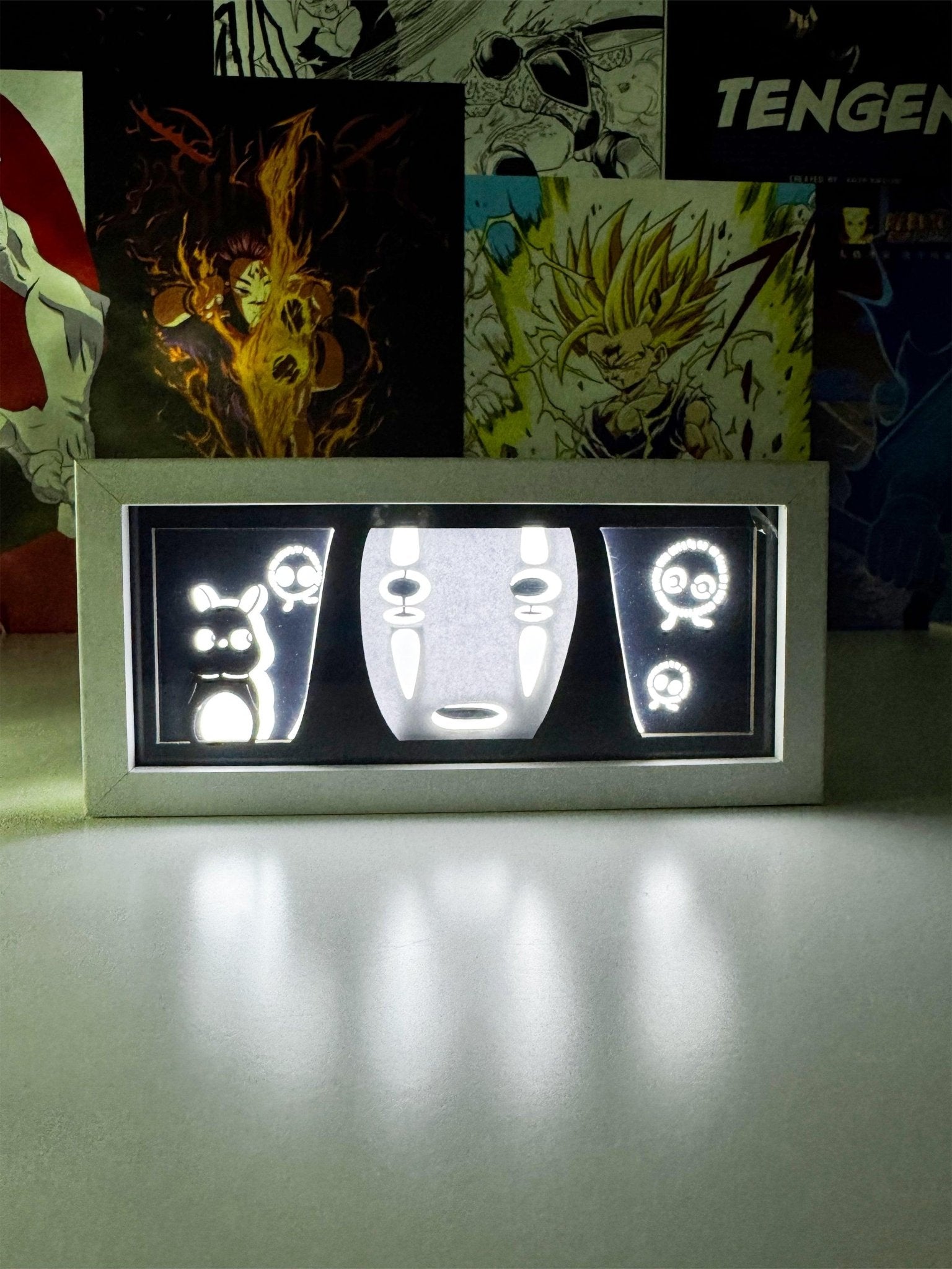 Lampada decorativa light box ispirata a Senza Volto di La città incantata, illuminata su scrivania.