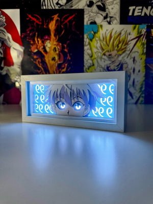Scatola luminosa Killua Hunter x Hunter su scrivania, illuminata con luce blu, sfondo anime.