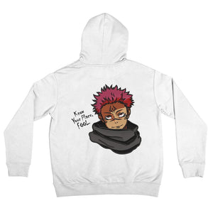 Felpa bianca anime con ricamo personaggio dai capelli rossi, scritta 'Know your place, fool'.