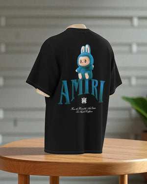 T-shirt oversize nera con stampa anime blu e scritta AMIRI sul retro, stile streetwear.