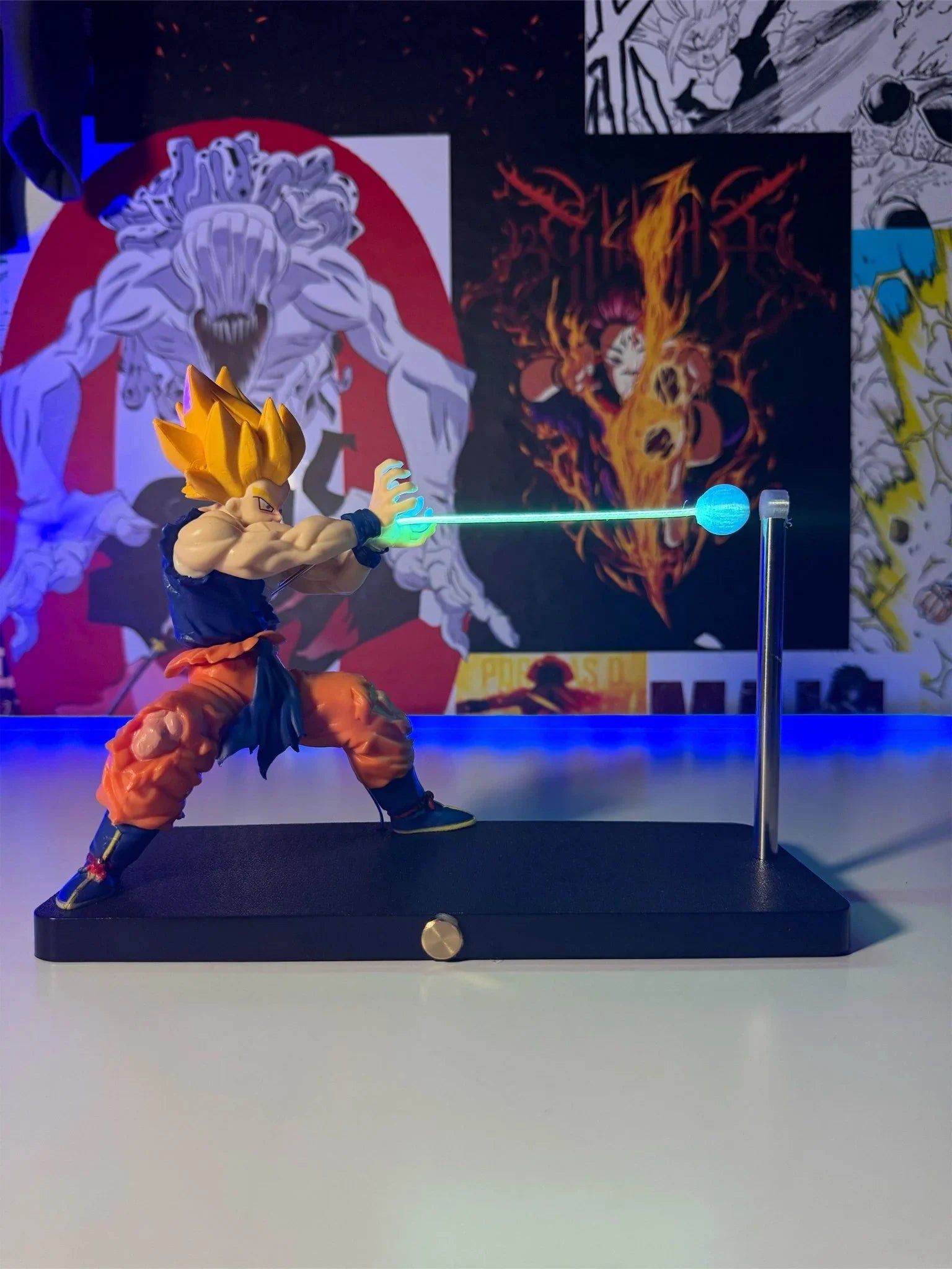 Lampada LED con action figure ispirata a Goku Super Saiyan di Dragon Ball, luce scenografica blu.