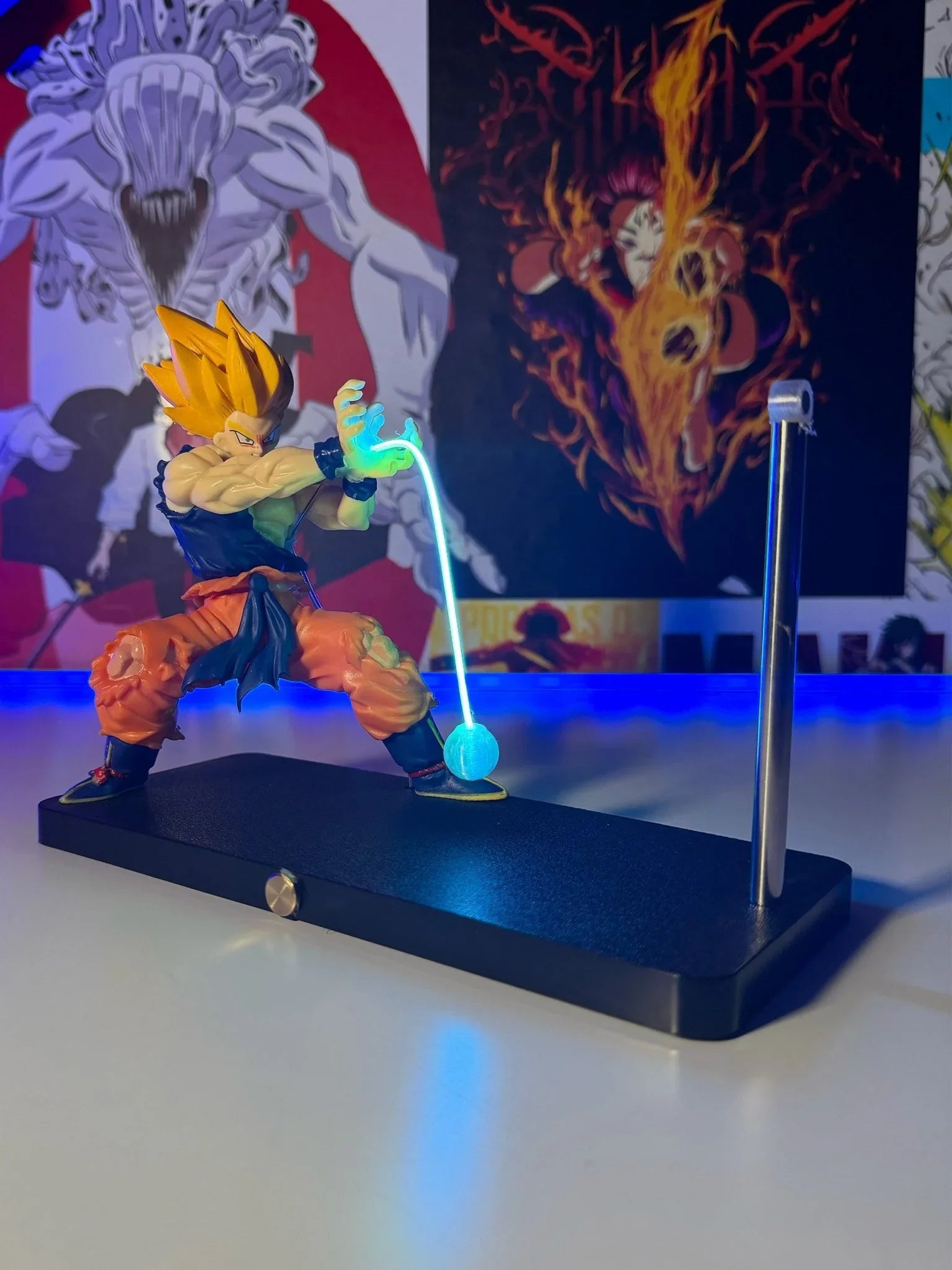 Lampada LED Goku Super Saiyan con action figure, luce scenografica Dragon Ball, decorazione anime