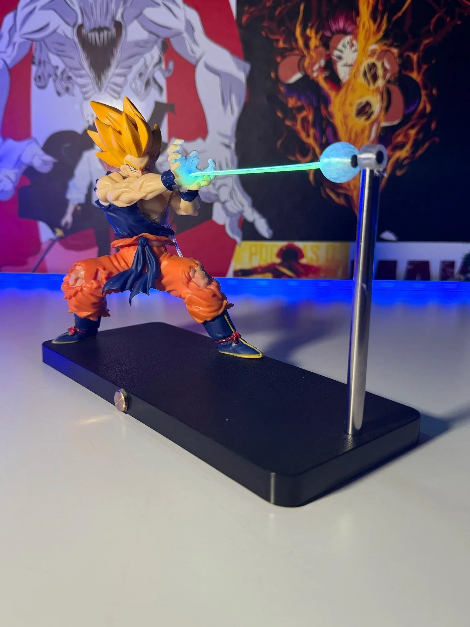 Lampada LED con action figure Goku Super Saiyan Dragon Ball, luce scenografica anime.