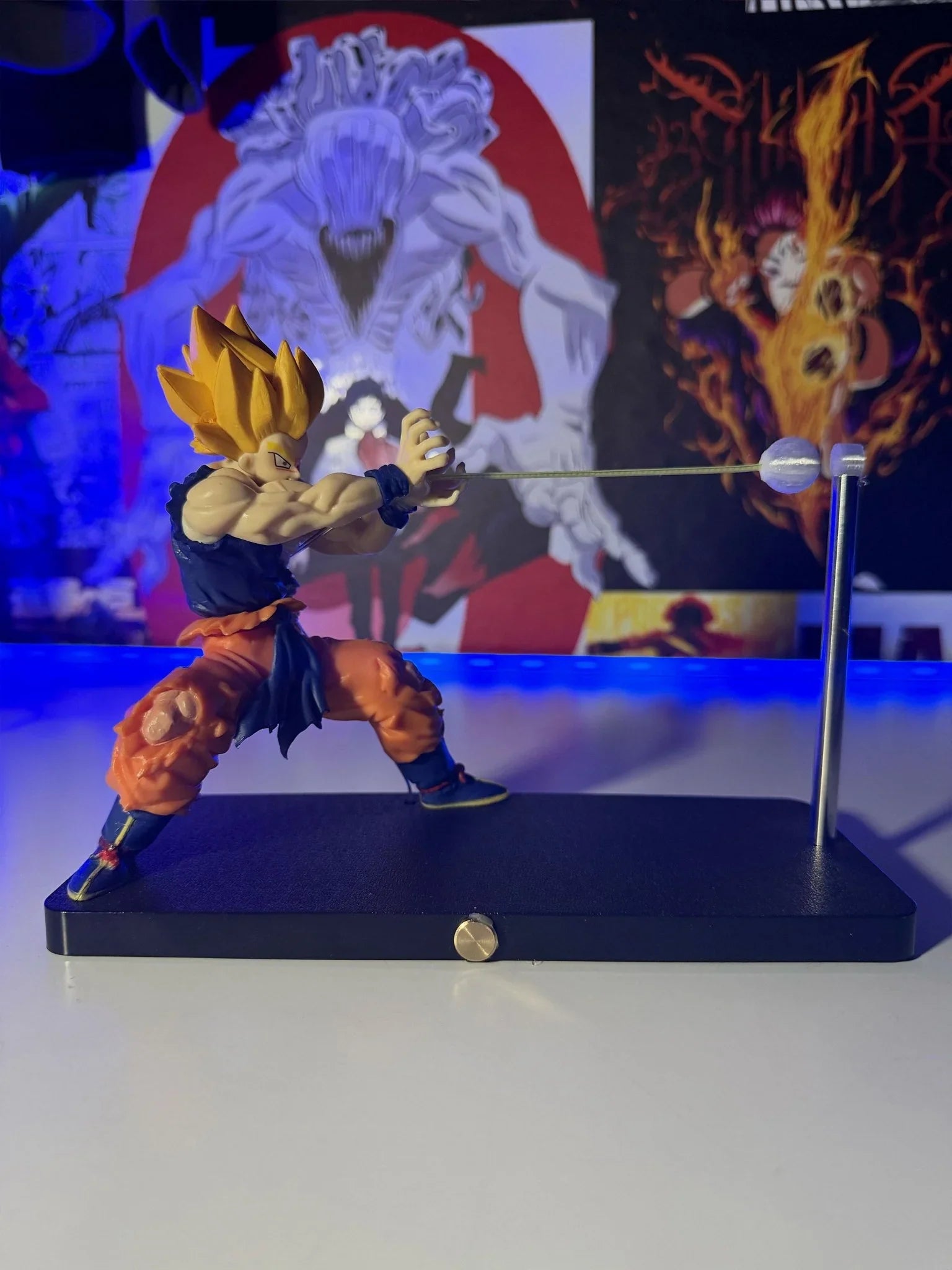 Lampada LED con action figure Super Saiyan che lancia colpo energetico, stile anime Dragon Ball.