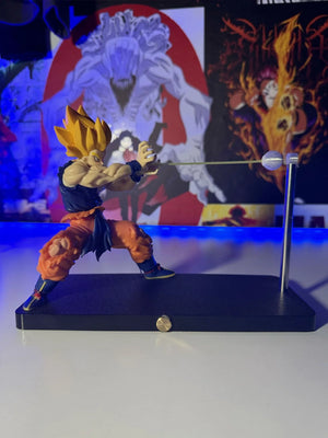 Lampada LED con action figure Super Saiyan che lancia colpo energetico, stile anime Dragon Ball.